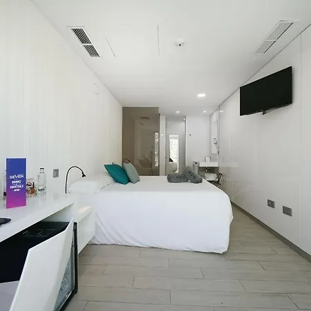 מלון Seven & Wellness - Gay Men Only 4*